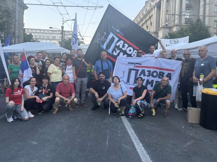 Foto: Pazova uz studente