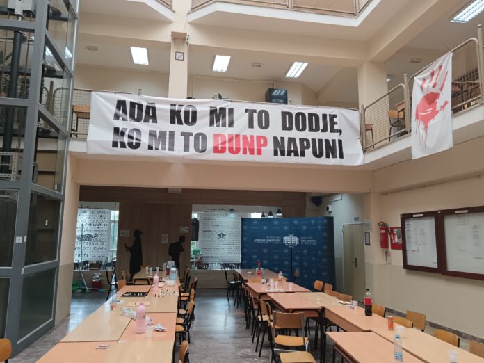 Foto: Pazova uz studente