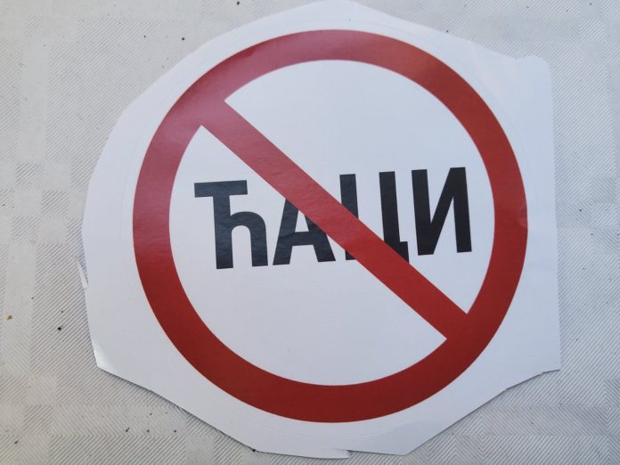 Okupljanje sns ispred redakcije Storytellera u Kulpinu pokušaj zastrašivanja novinara