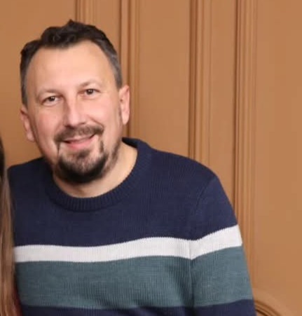 Profesor Geografskog fakulteta dr Mikica Sibinović, građanin Stare Pazove i rođeni Knjaževčanin, pretučen je u Knjaževcu nakon što je pomagao studentima na biračkom mestu