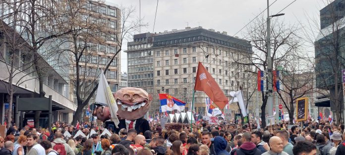 Godinu dana kasnije, 15. mart ostaje datum koji vlast pokušava da predstavi kao trijumf, dok ga mnogi građani pamte kao dan kada su se suočili sa silom i pitanjima na koja odgovori još nisu stigli