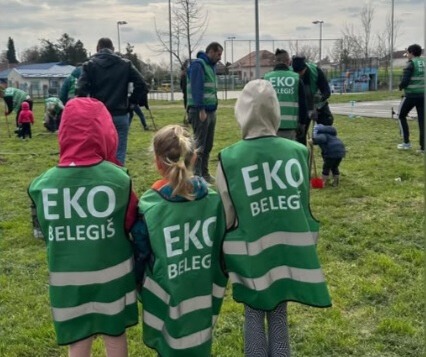 Meštani Belegiša sade drveće u školskom dvorištu