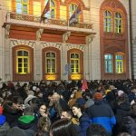 Rektor Đokić: Mogu da uzmu risivere i kompjutere, ali istinu ne mogu da uzmu Rektor Vladan Đokić maše okupljenim studentima i građanima sa balkona Rektorata Univerziteta u Beogradu