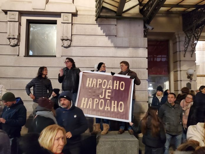 Zgrada Narodnog pozorišta u Beogradu ispred koje je sindikat glumaca podneo prijavu protiv ministra kulture Nikola Selaković i rukovodstva pozorišta.