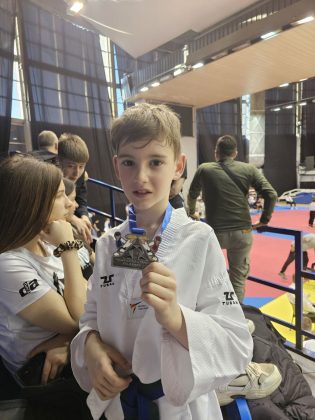 Takmičari Imperium Pazova sa osvojenim medaljama na 22. Omega kupu