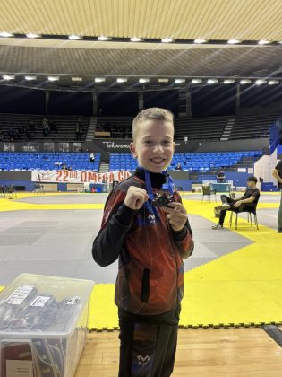Takmičari Imperium Pazova sa osvojenim medaljama na 22. Omega kupu