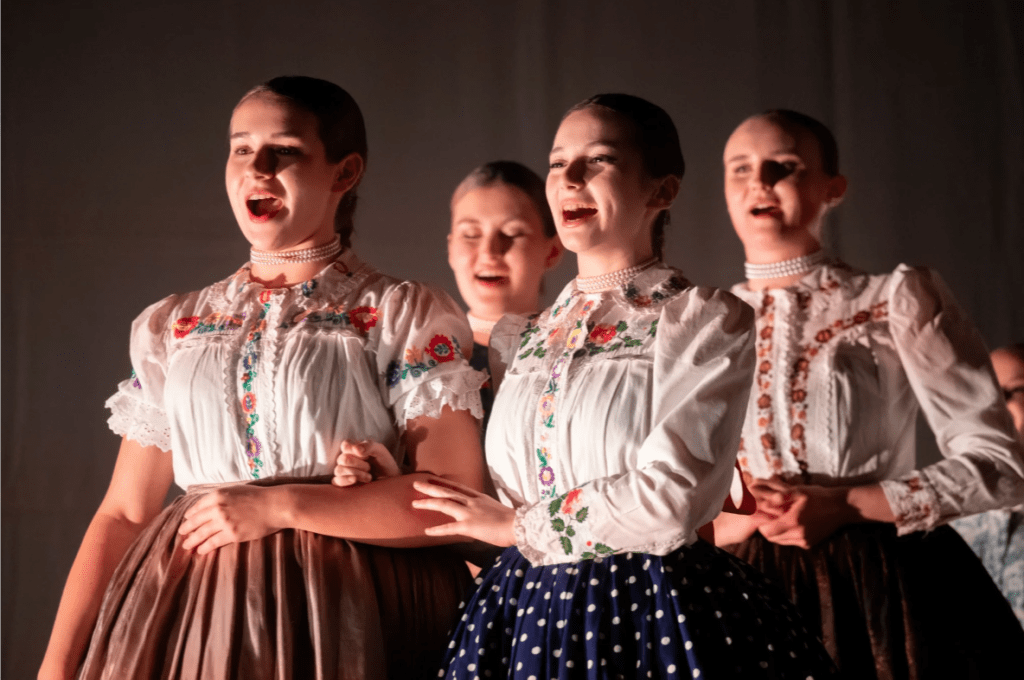 Slovaci iz ravničarskih krajeva u predstavi „Miesto na zemi“ na sceni