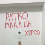 Ispisane poruke mržnje na vratima i zgradi odbornika mađarske nacionalnosti Grafiti sa pretnjama na vratima stana Petera Červeneka u Bačkoj Topoli