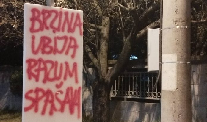 Zbor građana Batajnice postavio upozoravajuće poruke na putu Busije–Šangaj