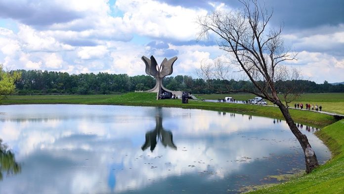 Spomenik Kameni cvet Jasenovac
