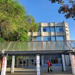 Internet i vršnjačko nasilje: Predavanje u Staroj Pazovi za roditelje i učenike bela zgrada