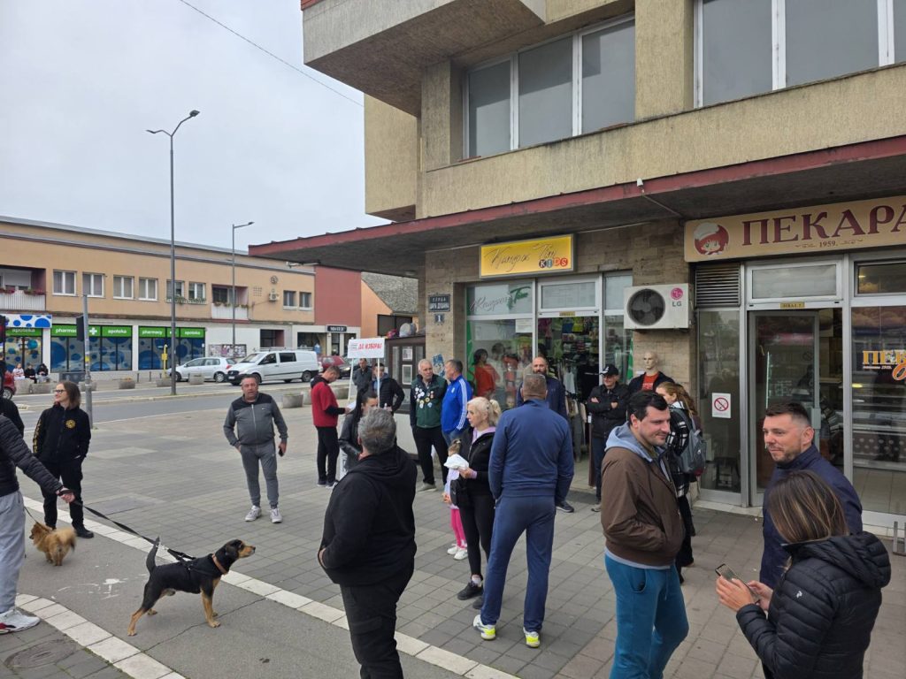 Studenti i građani tokom akcije deljenja nalepnica „Studenti pobeđuju“ u Novoj Pazovi na javnoj lokaciji