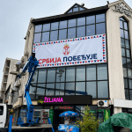 „Srbija pobeđuje“ osvanuo na tržnom centru u Inđiji Transparent „Srbija pobeđuje“ postavljen na zgradi Tržnog centra Sloboda u centru Inđije.