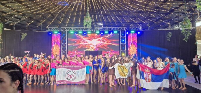Plesači Dance Star Pazova na Evropskom šampionatu u Temišvaru slave osvajanje medalja nakon uspešnog nastupa na sceni.