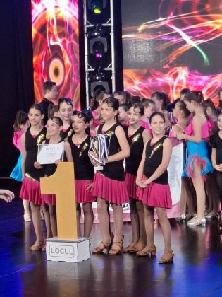 Plesači Dance Star Pazova na Evropskom &scaron;ampionatu u Temi&scaron;varu slave osvajanje medalja nakon uspe&scaron;nog nastupa na sceni.