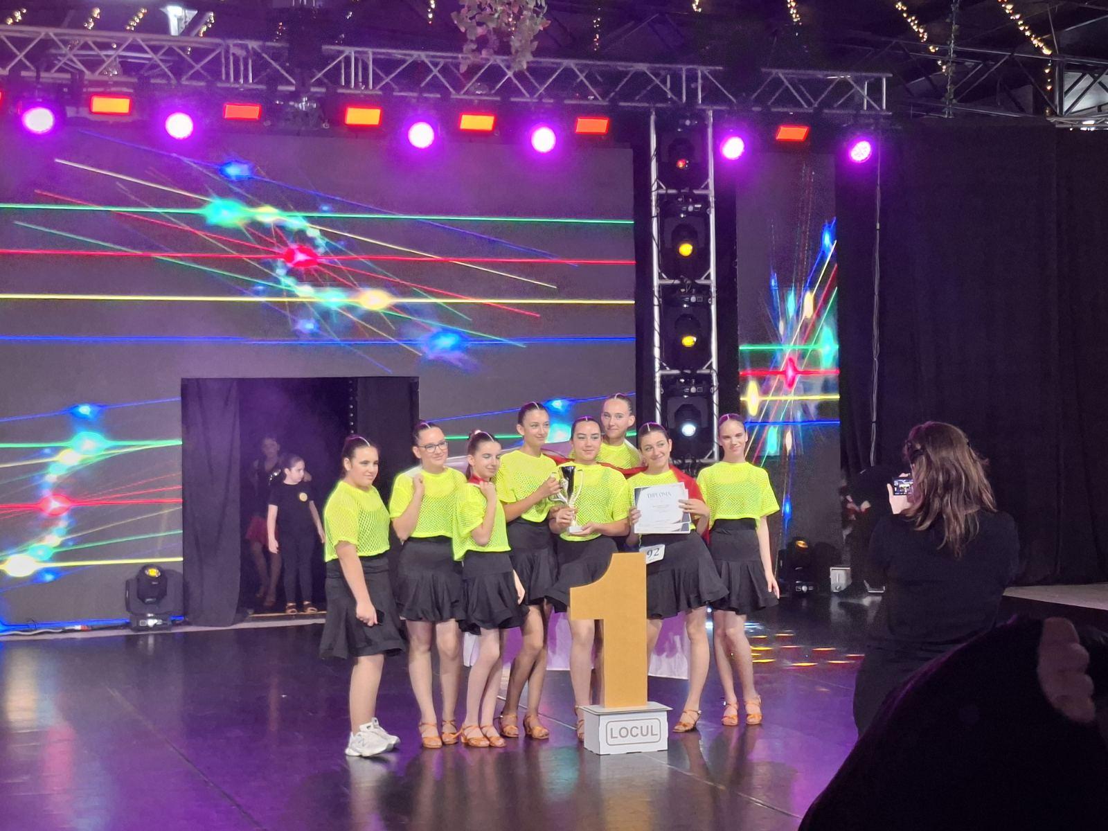Plesači Dance Star Pazova na Evropskom šampionatu u Temišvaru slave osvajanje medalja nakon uspešnog nastupa na sceni.