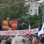 Slavija i mafija, dronovi i odroni Analitička kolumna Nadežde Milenković za Peščanik o studentskom pokretu, političkim promenama u Srbiji i preispitivanju moći režima kroz novu generaciju otpora i društvenih preokreta.