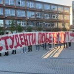 „Nećete nas uplašiti“: Studenti iz Inđije večeras organizuju okupljanje „Nećete nas uplašiti“: Studenti u blokadi iz Inđije zakazali novo okupljanje nakon paljenja automobila