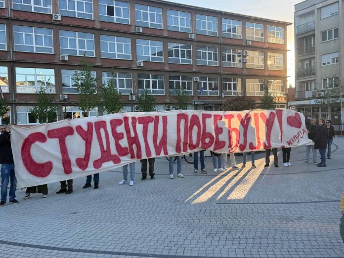 „Nećete nas uplašiti“: Studenti u blokadi iz Inđije zakazali novo okupljanje nakon paljenja automobila