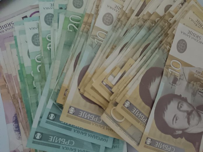 Prosečna neto zarada u Srbiji za mart 2026. iznosila je 121.650 dinara, dok je bruto bila 167.263 dinara, uz nastavak rasta plata na godišnjem nivou, pokazuju podaci RZS.