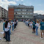 Maturanti u Staroj Pazovi zaplesali tačno u podne sa vršnjacima širom Evrope evropa pleše