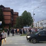 (VIDEO)Tenzije u Banovcima: Verbalni sukob tokom večerašnjeg okupljanja i 16 minuta tišine tenzije u banovcima