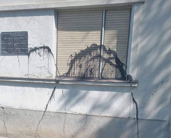 Oskrnavljena kuća Mire Brtke u Staroj Pazovi