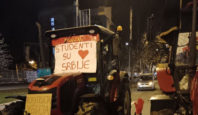 eliki studentski protest u Novom Sadu 20. juna – poljoprivrednici dele kobasice na štandovima