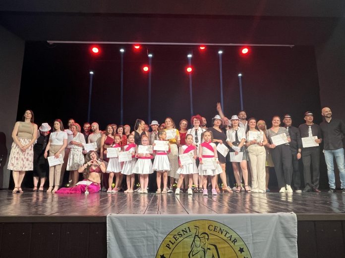 Godišnji koncert plesnog studija Dance Star u Staroj Pazovi okupio je veliki broj posetilaca i doneo veče plesa, emocija i raznovrsnih koreografija.