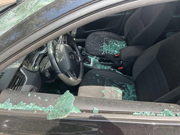 Maskirani napadači razbili automobil Davida Gruhonjića u Novom Sadu