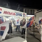 Pristalice SNS-a pešače od Novog Sada do Beograda – doček i noćenje u Inđiji Pristalice SNS-a pešače od Novog Sada do Beograda