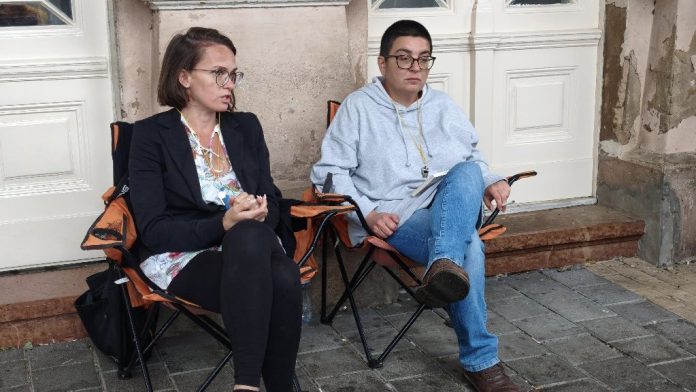 Dve majke u Bečeju stupile u štrajk glađu ispred opštine – “Borimo se za prava dece, ne za novac”