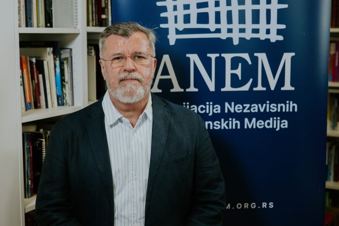 Veran Matić napadnut ispred Skupštine Srbije, ANEM traži hitnu istragu