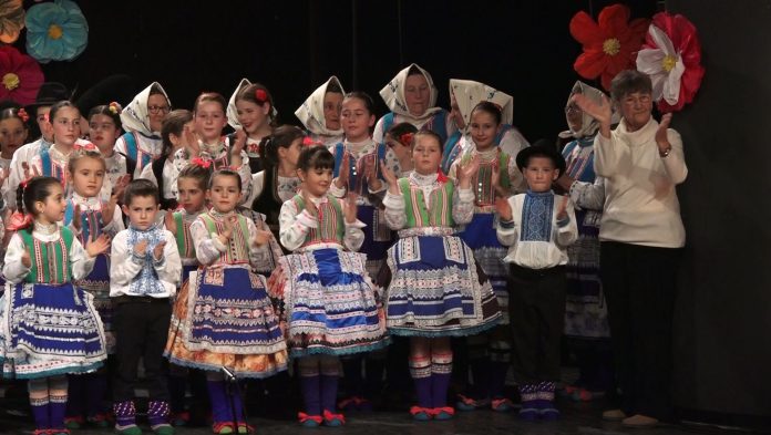 Ruženka sa dečjim folklorom