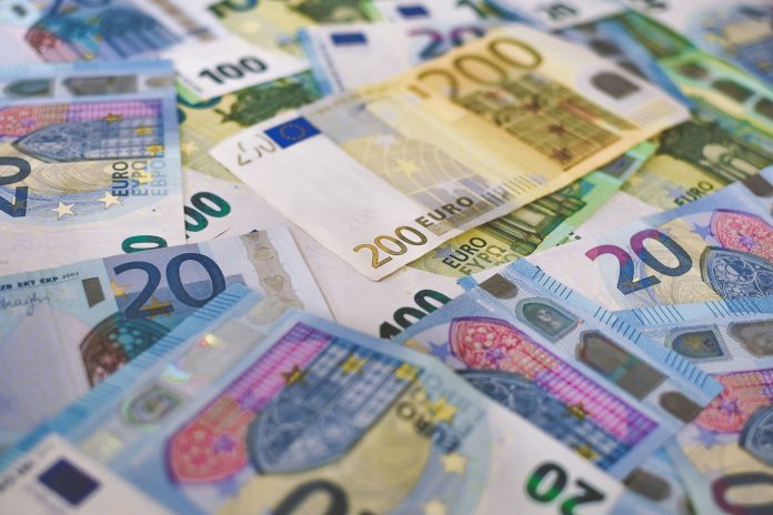 Srbija je prodala državne obveznice vredne 27,6 milijardi dinara uz prinos od 5%. Rastući troškovi zaduživanja i upozorenje Fiskalnog saveta.