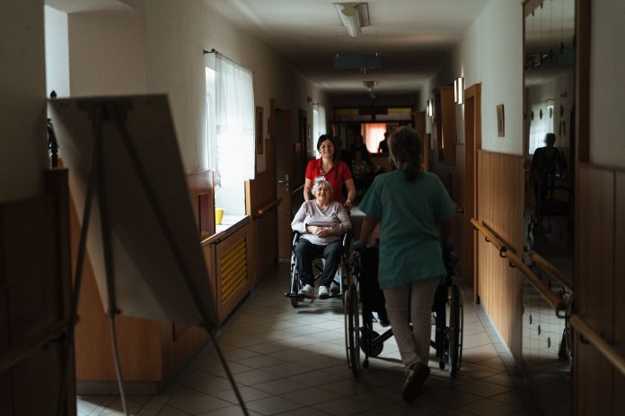 DRI: Domovi za stare u Srbiji godinama rade bez licenci i uz ozbiljne propuste