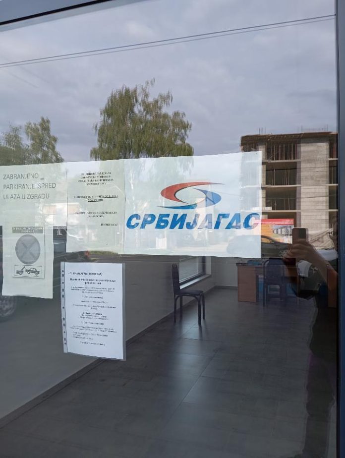 U Staroj Pazovi u izlogu „Srbijagasa“ ugovori sa ličnim podacima